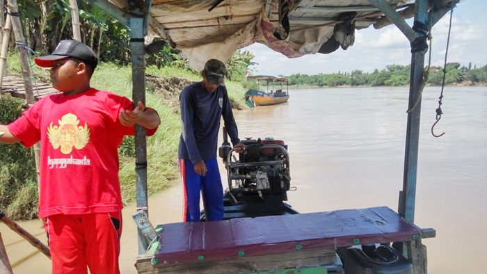 Dandi Romadhoni saat beraksi mengoperasikan perahu tambangnya.