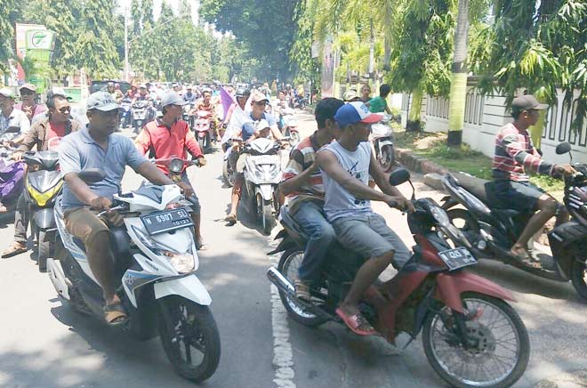 Aksi Massa Nelayan saat memblokir jalan dan mendatangi Kantor DPRD.