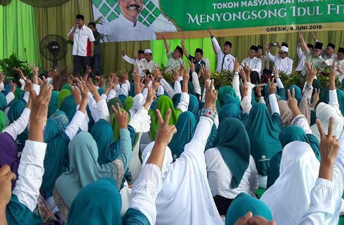 Gus Ipul memberikan orasi politik di depan ribuan pendukung. foto: SYUHUD/ BANGSAONLINE