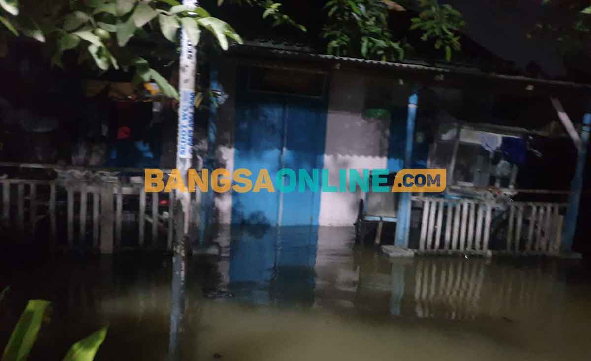 Rumah warga di Desa/Kecamatan Bungah terendam air dampak luapan Bengawan Solo. Foto: SYUHUD/BANGSAONLINE