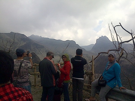 Pengunjung hanya bisa melihat puncak kelud dengan radius 3 kilometer. Meski demikian, suasana pepohonan yang mengering akibat erupsi gunung Kelud menjadi daya tarik tersendiri bagi wisatawan.foto:arif kurniawan/BANGSAONLINE