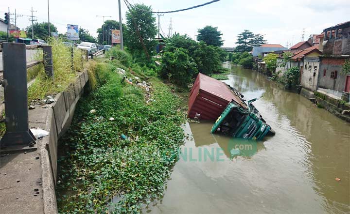 Bangkai truk yang tercebur ke sungai.