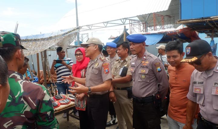 Tim Dinkes, Disperikel, dan BPOM Jember melakukan investigasi ke TPI Puger.