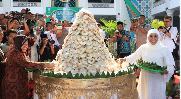Gubernur Jawa Timur menjadi saksi pemecahan rekor Museum Rekor Indonesia (Muri) yakni 21 Ribu Apem pada acara Megengan Kubro dan Launching Sparkling Ramadhan Tahun  2019. foto: ist 