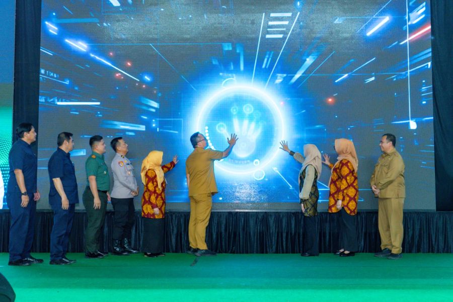 Wabup Gresik Asluchul Alif didampingi Kadinkes Mukibatul Khusnah dan Sekda Achmad Washil MT saat launching 8 puskesmas rawat inap. Foto: Ist.

