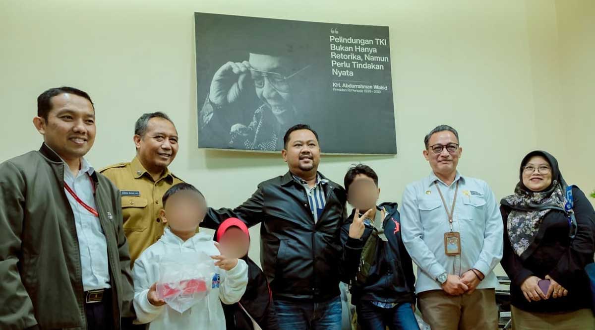 Bupati Gresik ketika mendampingi anak PMI yang dipulangkan dari Malaysia. Foto: Ist