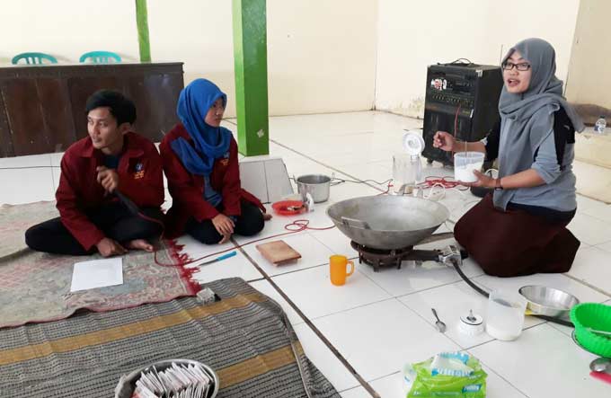 Mahasiswa Unirow saat mempraktekkan cara membuat abon dari jantung pohon pisang. foto: GUNAWAN/ BANGSAONLINE
