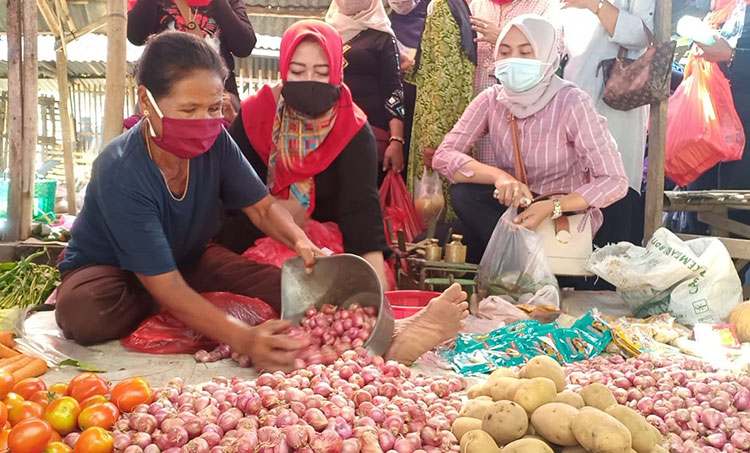 Cawabup Lisdyarita saat blusukan ke Pasar Balong. (foto: ist)