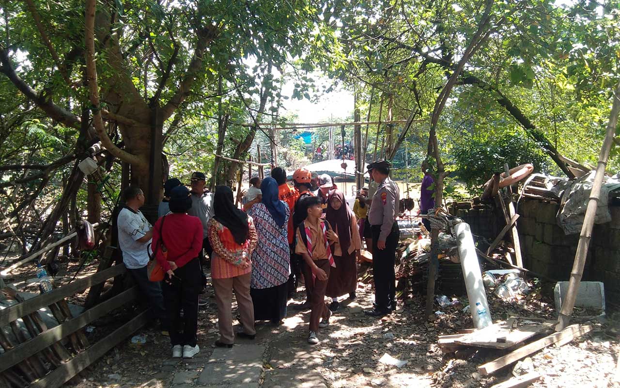Warga Desa Pertapan Maduretno, Taman saat melihat proses pencarian korban tenggelam yang merupakan bapak dan anak asa Gresik, Jumat (19/4/2024).