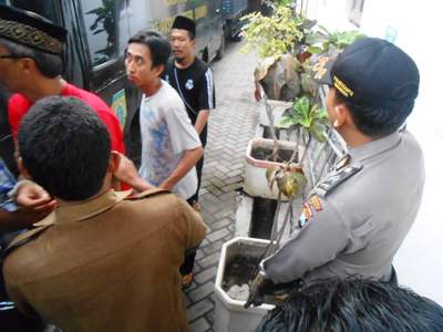 ?Tahanan yang disuruh gandengan tangan ketika digiring ke PN. Foto: nur faishal/ BANGSAONLINE