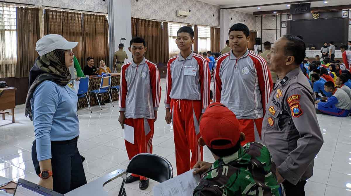 Kepala Bakesbangpol Kota Kediri, Indun Munawaroh, saat mengecek pelaksanaan Tes Kesehatan Calon Paskibraka. Foto: Ist