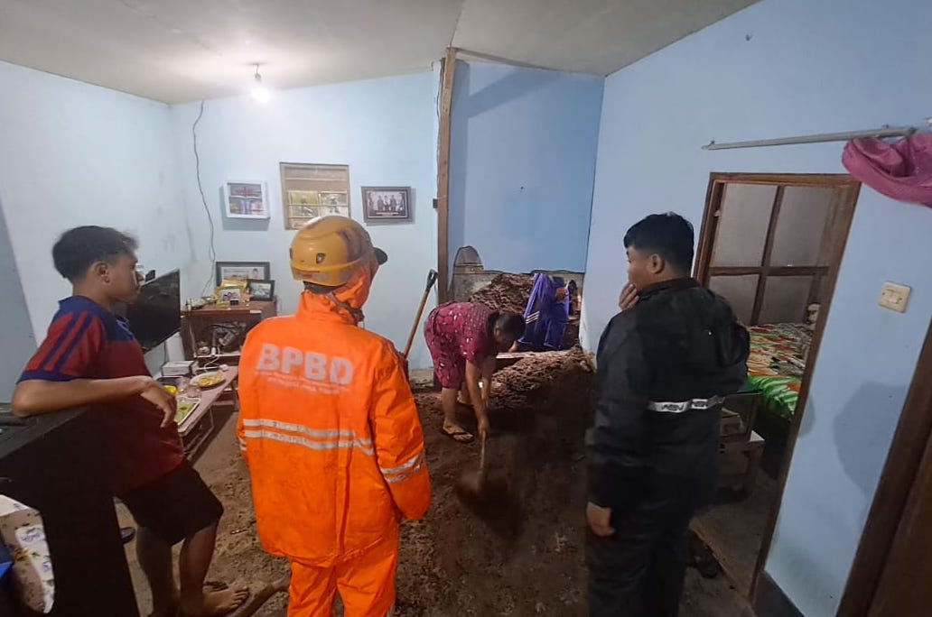 Plengsengan non-teknis  di Jalan Arjuno RT 44/RW 05, Desa Giripurno, Kecamatan Bumiaji, Kota Batu mengalami longsor dan menimpa rumah warga