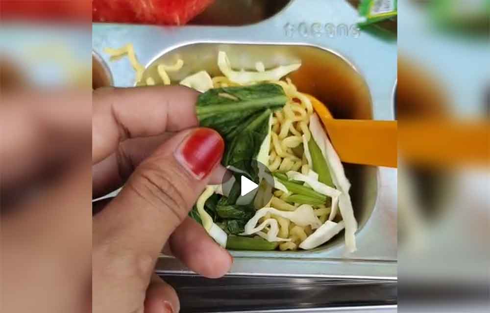 Tangkapan layar video yang menunjukkan ulat kecil di atas sayur sawi pada menu MBG yang dihidangkan untuk siswa SDN 1 Compreng.