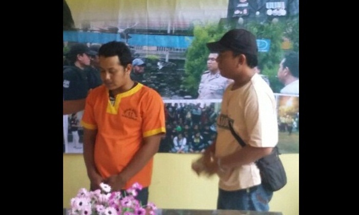Petugas Resmob Polres Lamongan saat menggelendang Fuad (27). 