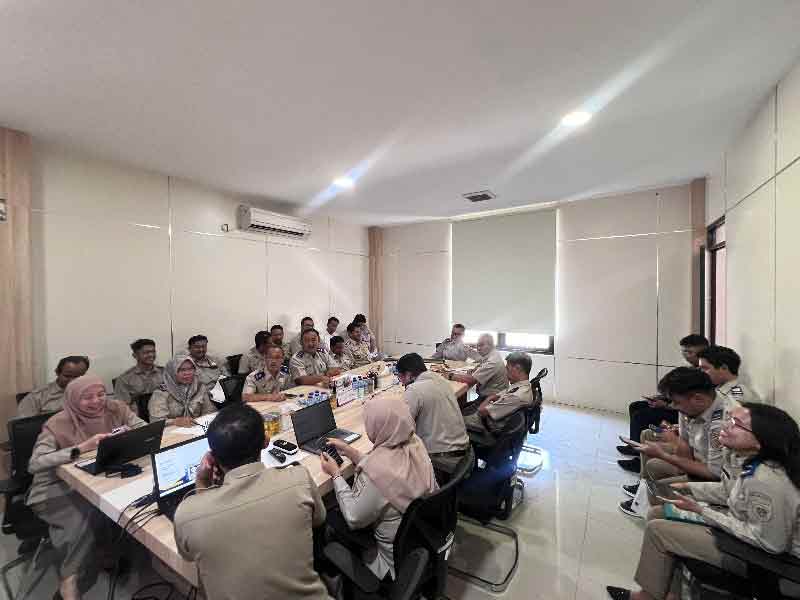 Rapat Monev diikuti oleh seluruh pejabat pengawas, koordinator substansi, serta pegawai dari berbagai seksi dan subseksi di Ruang Rapat Kantah Kabupaten Pasuruan. (Ist)