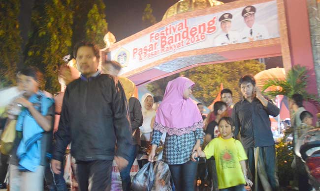 Warga berdatangan menyerbu festival pasar rakyat. foto: SYUHUD/ BANGSAONLINE