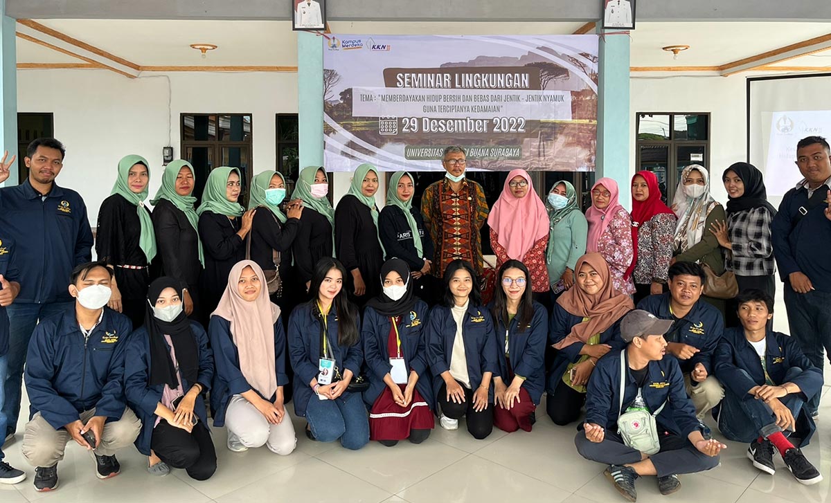 FOTO BARENG: Mahasiswa Unipa Surabaya bersama dengan warga Desa Keper Krembung saat seminar pencegahan DBD. Foto: Ist.