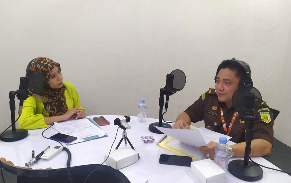 Kasi Datun Kejari Nganjuk Boma Wira Gumilar saat program dialog interaktif di sebuah radio swasta.