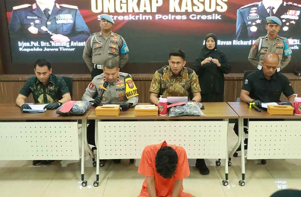 Wakapolres Gresik, Kompol Danu Anindhito (dua dari kiri) mengekspose terduga pelaku. (Foto: Ist.)