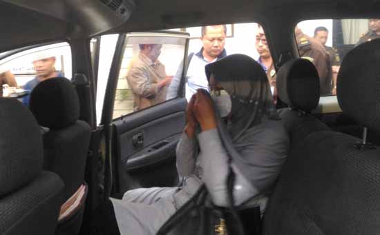 Tersangka Yayuk Utaminingsih saat hendak dijebloskan ke Lapas Sidoarjo. foto: NANANG I/ BANGSAONLINE