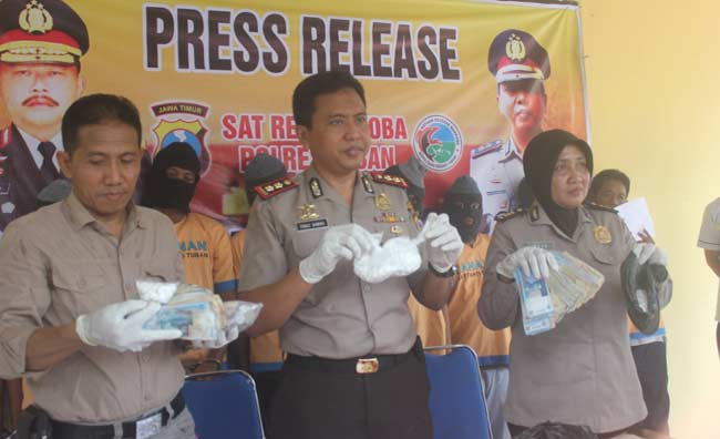 Kapolres Tuban, AKBP Fadly Samad (tengah) bersama Kabag Humas dan Kasatnarkoba Polres Tuban saat menunjukkan barang bukti yang didapat dari tangan tersangka. foto: suwandi/ BANGSAONLINE