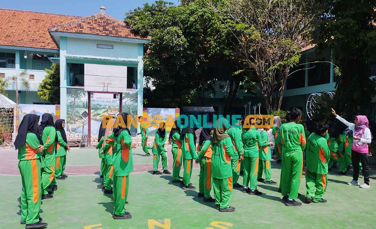 Musyafidah saat memberikan materi olahraga di SMPN1 Sampang. Foto: MUTAMMIM/BANGSAONLINE