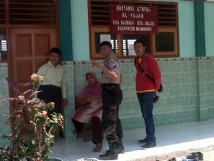 PASKA KEJADIAN - Petugas kepolisian di lokasi kejadian, gedung TK Bustanul Athfal Al-Fajar Desa Balenrejo Kecamatan Balen Kabupaten Bojonegoro, Kamis (4/9/2014) paskakejadian. foto : eki nurhadi/BangsaOnline