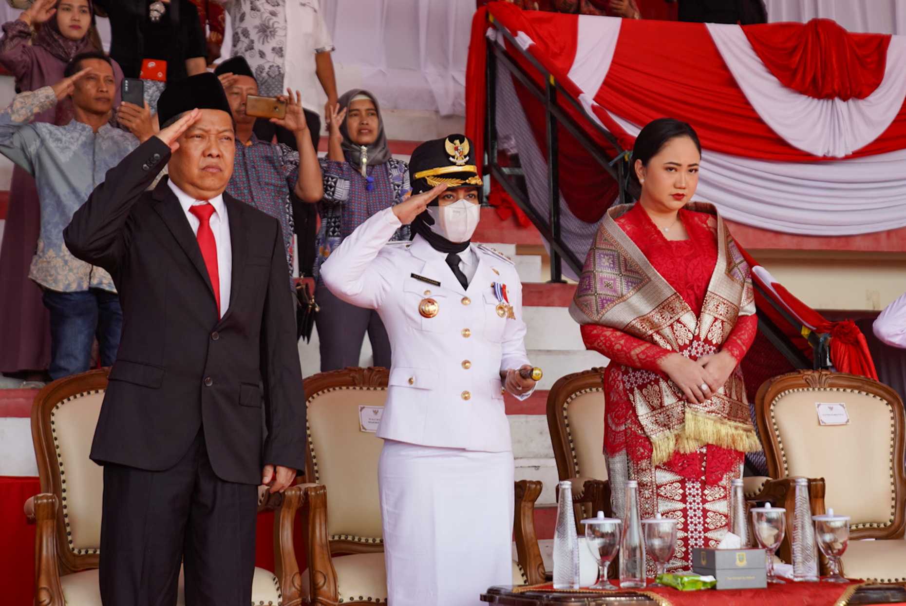 Wali Kota Mojokerto, Ika Puspitasari saat memimpin upacara pengibaran bendera HUT RI ke-80