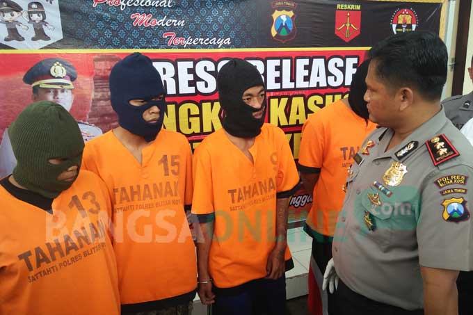 Pelaku saat diamankan di Mapolres Blitar Kota. foto: AKINA/ BANGSAONLINE