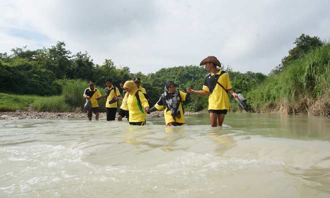 MENANTANG MAUT: Salah satu sungai yang harus disebrangi para guru dan siswa. Sungai ini arusnya sangat deras, terutama saat musim penghujan. foto: rony suhartomo/ BANGSAONLINE