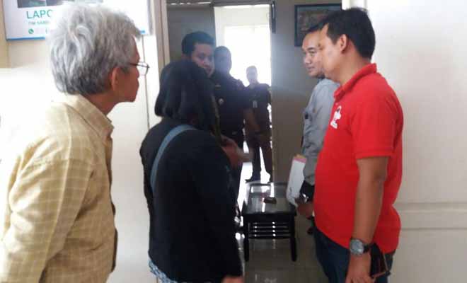Warga Desa Wanar saat berada di Kejari Lamongan.