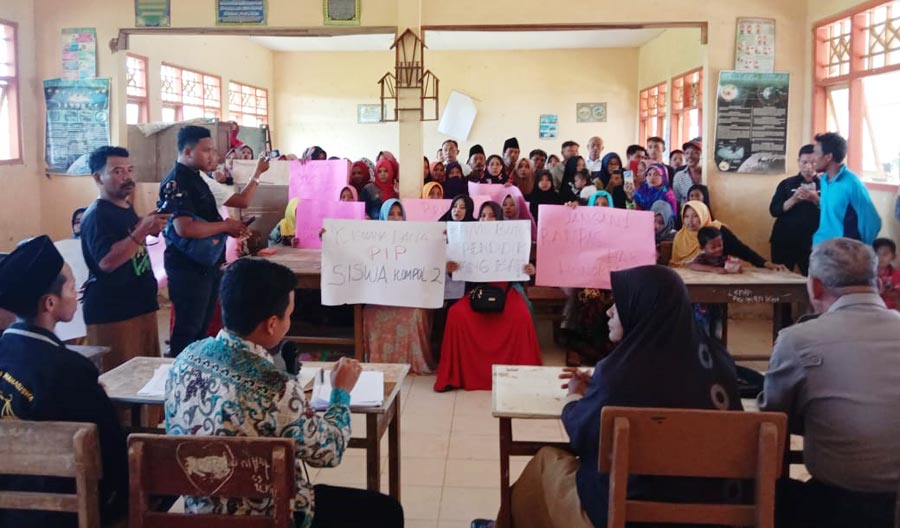 Aksi wali murid SDN Kompol 2 Bangkalan saat menggelar demo mempertanyakan penarikan kembali gaji honorer.