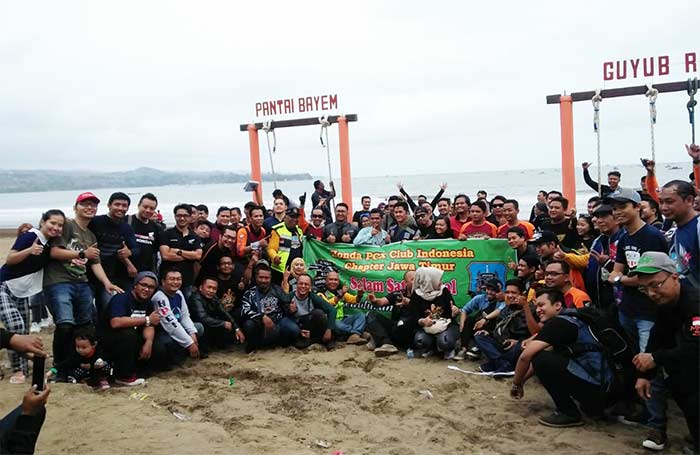 Peserta Tour HPCI Jatim berpose di pantai Bayem.