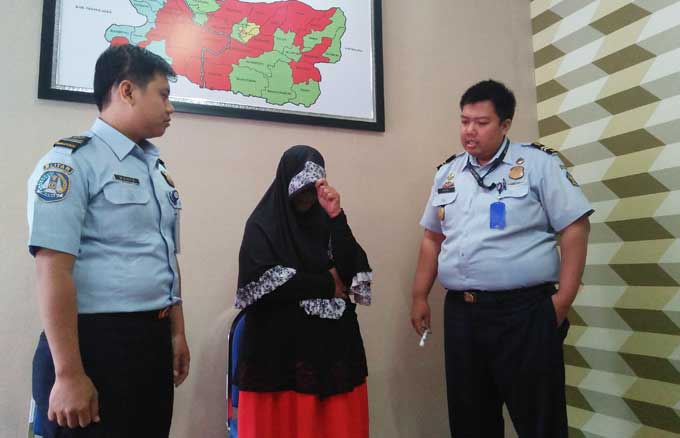 Siti Nafisah saat di kantor imigrasi kelas II B Blitar. foto: AKINA/ BANGSAONLINE