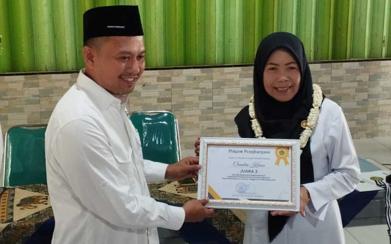 Chandra Kirana, Guru MAN 2 Pamekasan saat menerima penghargaan sebagai guru berprestasi Tingkat Nasional dari Kemenag RI. 