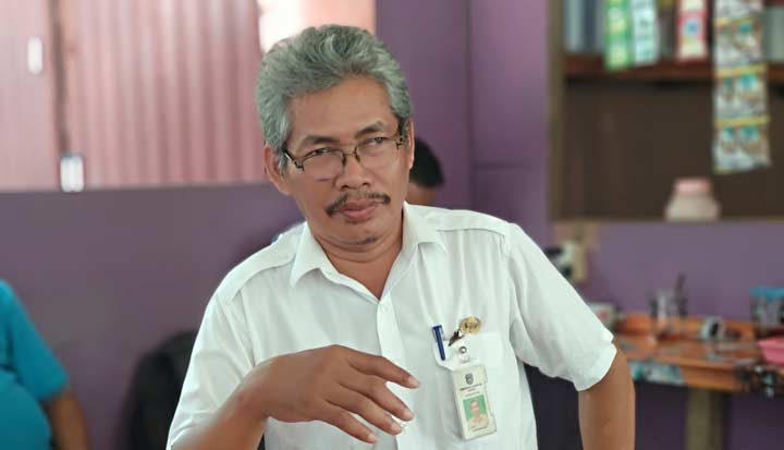 Sumarsono, salah seorang ASN di Pacitan yang tidak akan mencoblos. foto: YUNIARDI S/ BANGSAONLINE