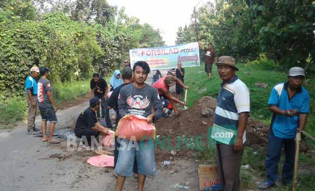 Kesal Tak Diperhatikan Pemda, Warga Kesamben Patungan Tambal Jalan Raya