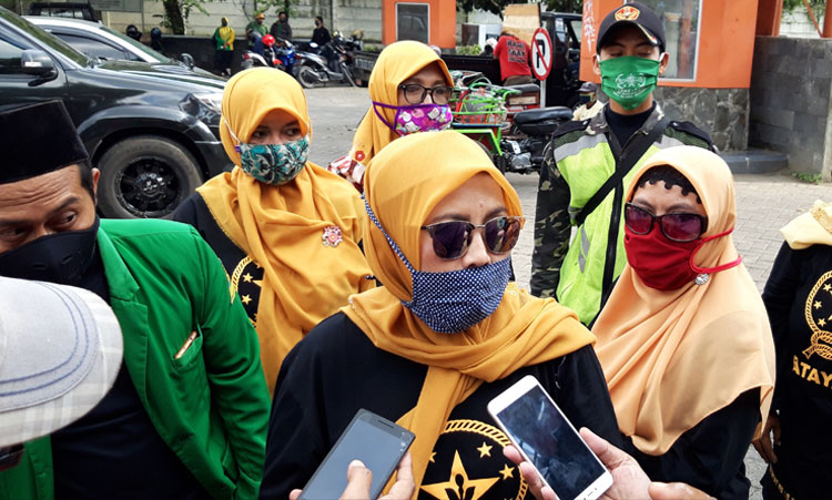 Hj. Roaitu Nafif Laha, Ketua Fatayat NU Kabupaten Kediri saat memberi keterangan kepada wartawan. foto: MUJI/ BANGSAONLINE