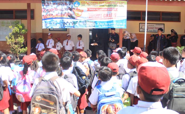 Sejumlah perwakilan siswa-siswi yang mengikuti lomba baca puisi saat hendak tampil di depan teman-temannya.