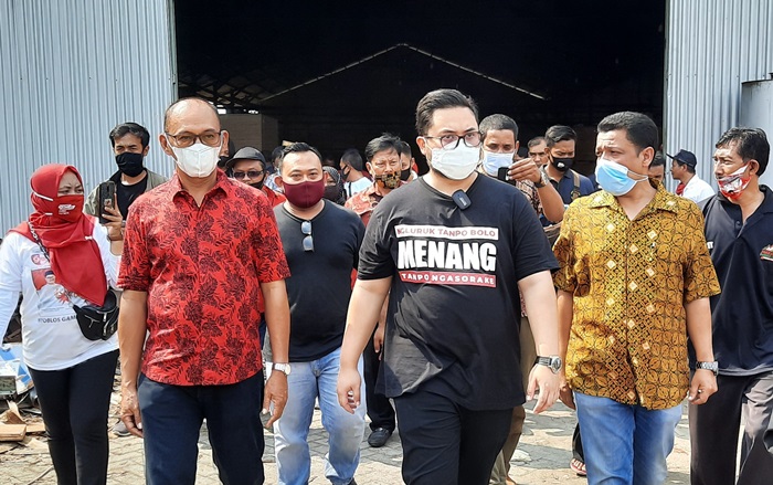 Cabup Kediri, Hanindhito Himawan Pramono didampingi Indarto, Ketua Paguyuban Pengolah Kayu Sukses Bersama (batik merah) usai mengunjungi pabrik pengolahan kayu di Desa Gedangsewu, Pare. foto: MUJI HARJITA/ BANGSAONLINE