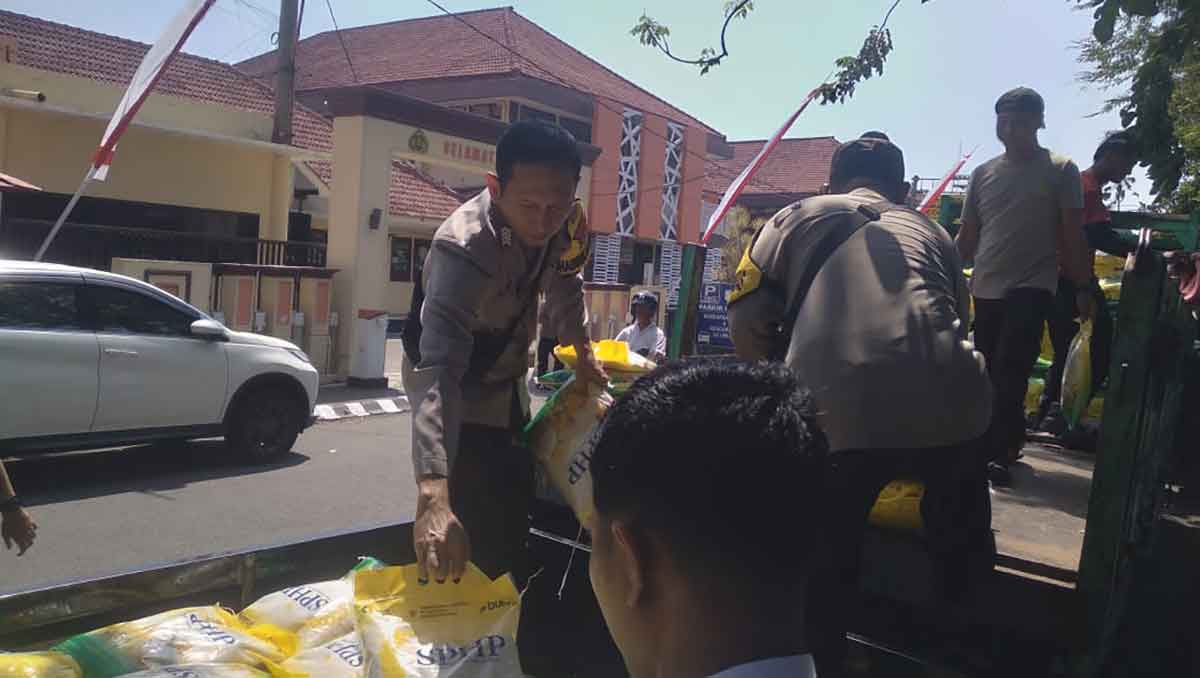 Polres Probolinggo Kota Salurkan Beras Murah, Harga di Bawah HET