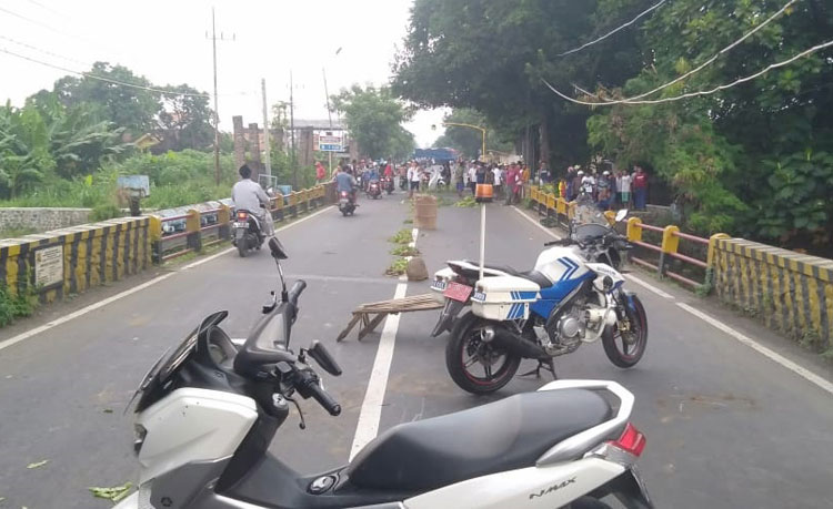 Petugas Dishub dan Satlantas Polres Probolinggo Kota melakukan rekayasa jalan. Pengendara yang hendak melintas jembatan Kedung Asem diminta putar balik.