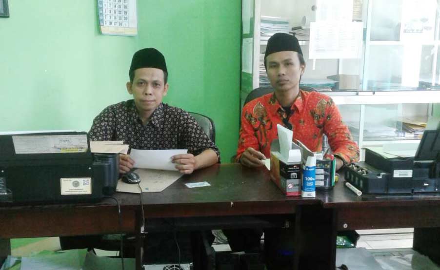 Ketua PC ISNU Sidoarjo Dr Sholehuddin MPdI (kiri) dan Ketua Lakpesdam NU Sidoarjo Dodi Dihaudin, di kantor PCNU Sidoarjo, Rabu (14/6). foto: MUSTAIN/ BANGSAONLINE