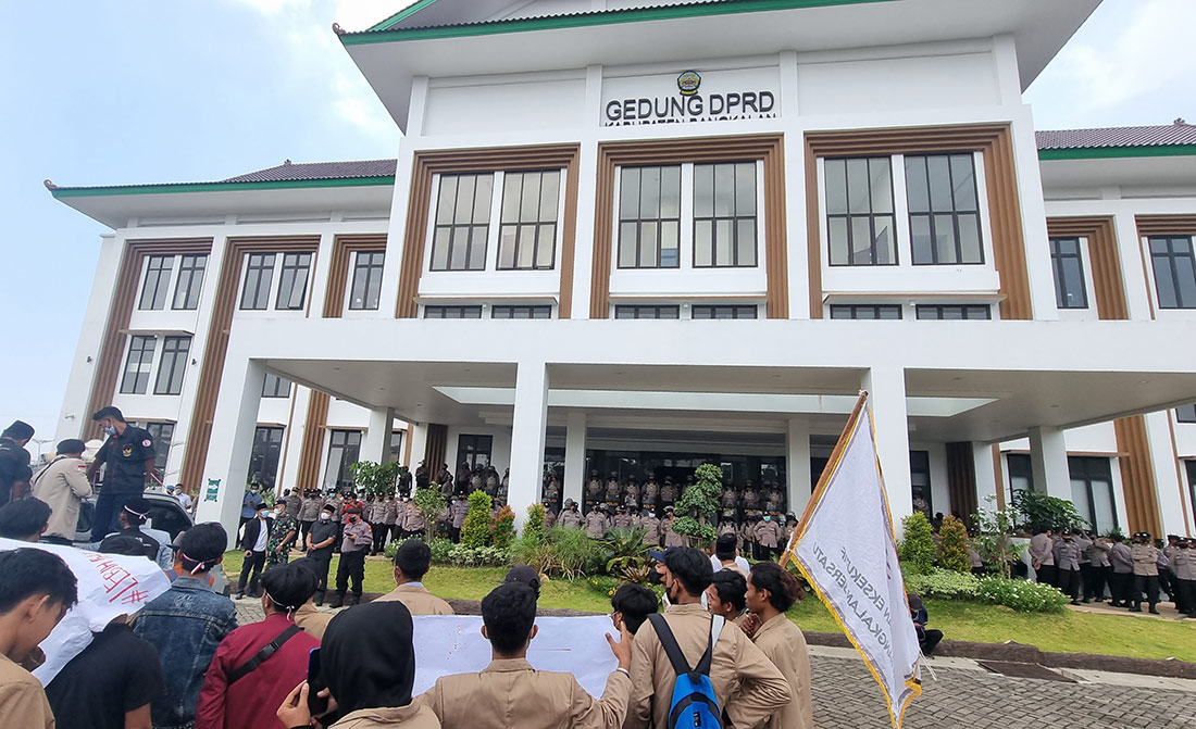 Suasana di depan gedung DPRD Kabupaten Bangkalan. Terlihat ratusan polisi berjaga mengamankan aksi demo mahasiswa.