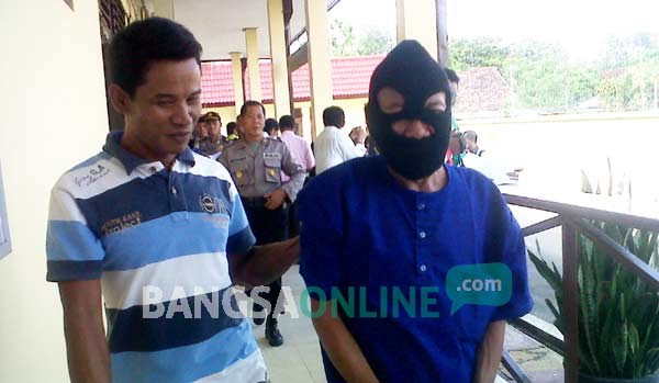 Pelaku saat digelandang di Mapolsek Kota Bojonegoro. foto: eki nurhadi/ BANGSAONLINE