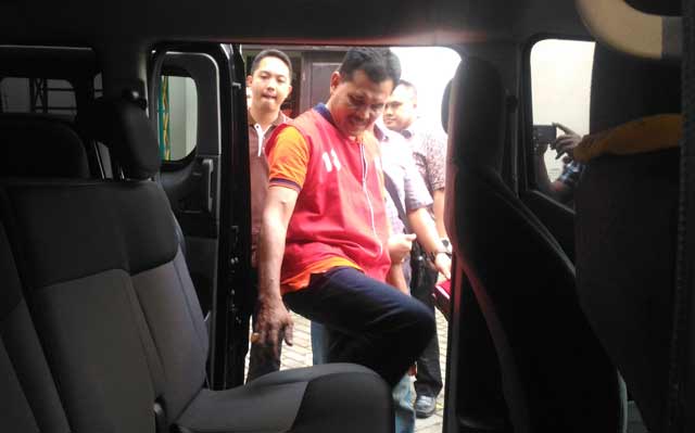 Kepala Desa Dukuhsari Kecamatan Jabon, Wildanun Mukholadun, saat dimasukkan mobil tahanan. foto: NANANG I/ BANGSAONLINE