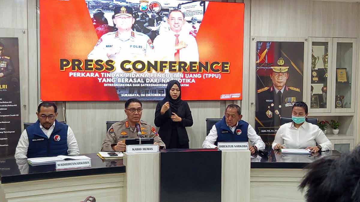 Konferensi pers terkait pengungkapan kasus narkoba dan TPPU di Mapolda Jatim.