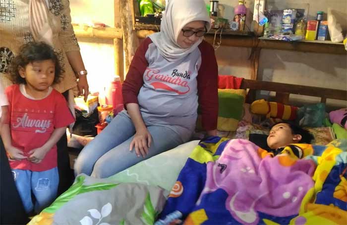 Bunda Indah saat menjenguk, Dava Yanuar Prakoso, bocah di Desa Klakah, Kecamatan Klakah yang mengalami kelumpuhan.