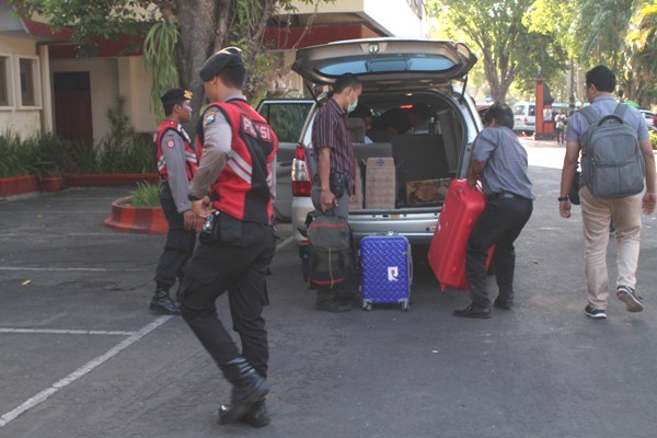 Tim Penyidik KPK saat keluar dari peringgitan dengan mengamankan 4 koper yang ditaruh dalam mobil berbeda. Foto: BAMBANG D J/BANGSAONLINE
