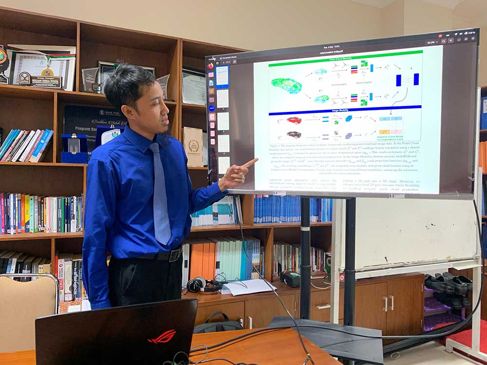 Oddy Virgantara Putra saat menerangkan cara kerja self-supervised system dalam penelitiannya. (Ist)